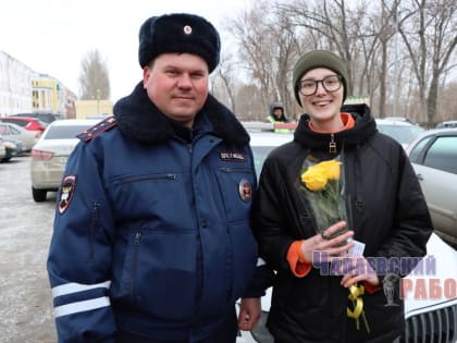 ДЛЯ АВТОЛЕДИ — УЛЫБКИ И ЦВЕТЫ