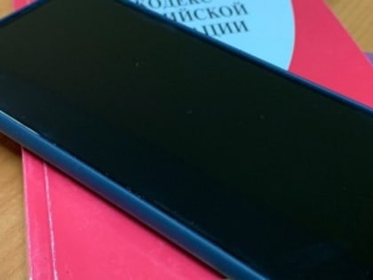 Малознакомому гостю потребовалось срочно позвонить. Тольяттинские полицейские по горячим следам задержали мужчину, подозреваемого в мошенничестве