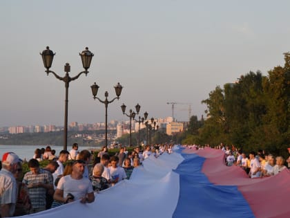 В Самаре развернули рекордный флаг России