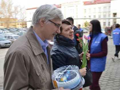 Торты с космической символикой и тюльпаны: самарские единороссы поздравили лидеров ракетостроения с Днем космонавтики