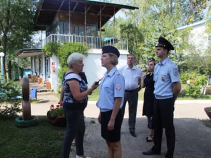 Полицейские и общественники посетили юных спортсменов