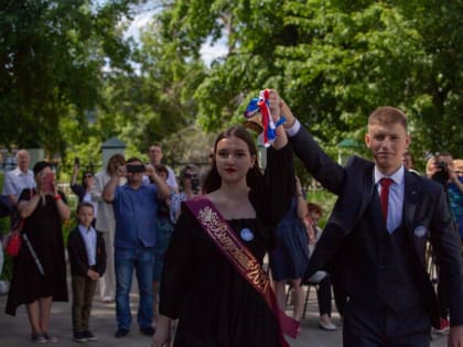 «Я не вижу смысла уезжать куда-то, здесь достаточно возможностей для нас»: в дни последних звонков молодые рассказали, почему остаются в регионе