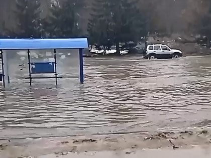 В Тольятти затапливает улицы. В городе ограничивают движение транспорта