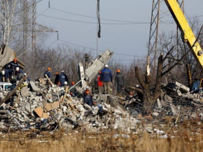 Завалы, десятки погибших и раненые: что происходило в Макеевке сразу после смертоносного удара