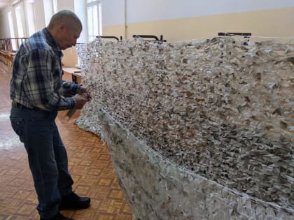 Пожилые люди и инвалиды помогают бойцам на передовой