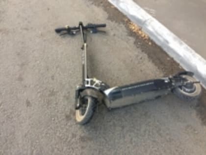В Самаре под колеса автомобиля Шкода Рапид попала женщина на самокате