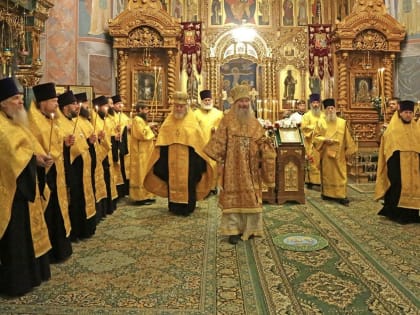 В канун Недели 19-й по Пятидесятнице митрополит Сергий молился за всенощным бдением в Троицком соборе Серафимо-Дивеевского монастыря