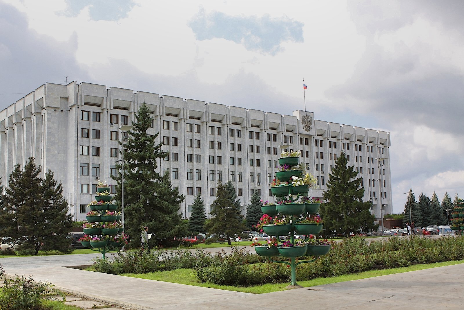 Правительство самарской. Здание правительства Самарской области. Белый дом Самарской области. Дом правительство Самарской. Площадь славы Самара здание правительства.