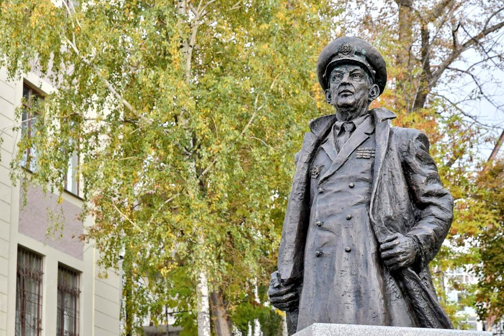 Памятники на набережной самары