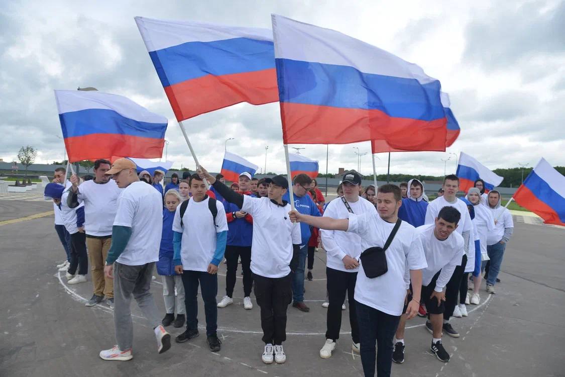 12 июня новости. Флешмоб ко Дню российского флага. День молодежи Самара.