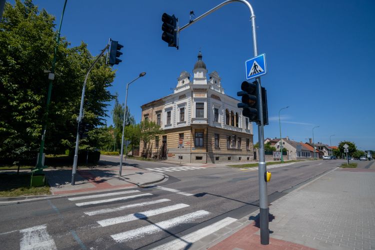 Nové chodníky a semafory