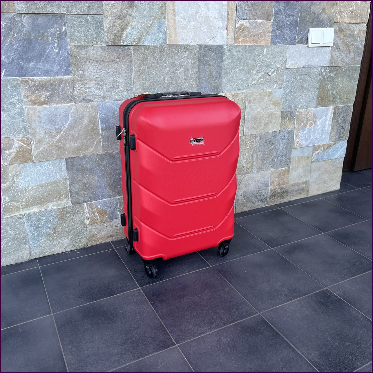 Чемодан Bloom 147 L красный с кодовым замком и 4 колесами, большой, универсальный для путешествий, 97 л