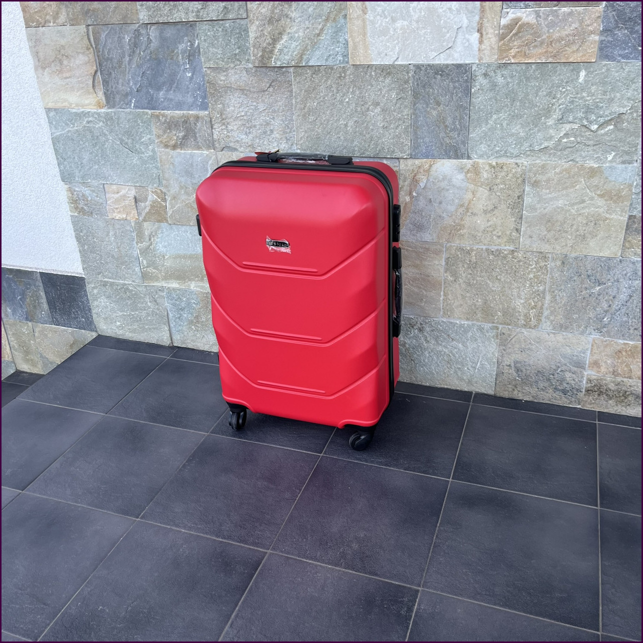 Чемодан Bloom 147 L красный с кодовым замком и 4 колесами, большой, универсальный для путешествий, 97 л