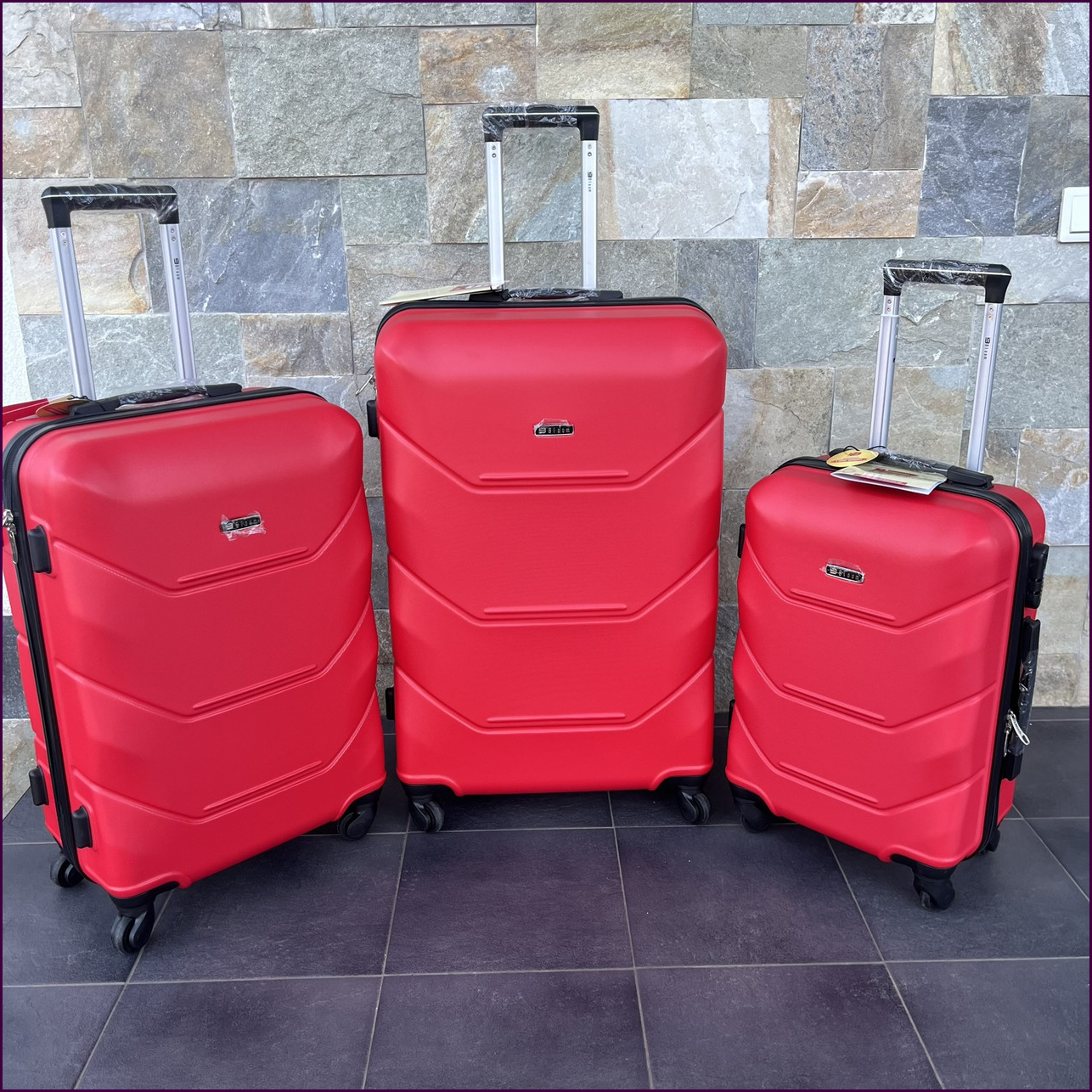 Чемодан Bloom 147 L красный с кодовым замком и 4 колесами, большой, универсальный для путешествий, 97 л