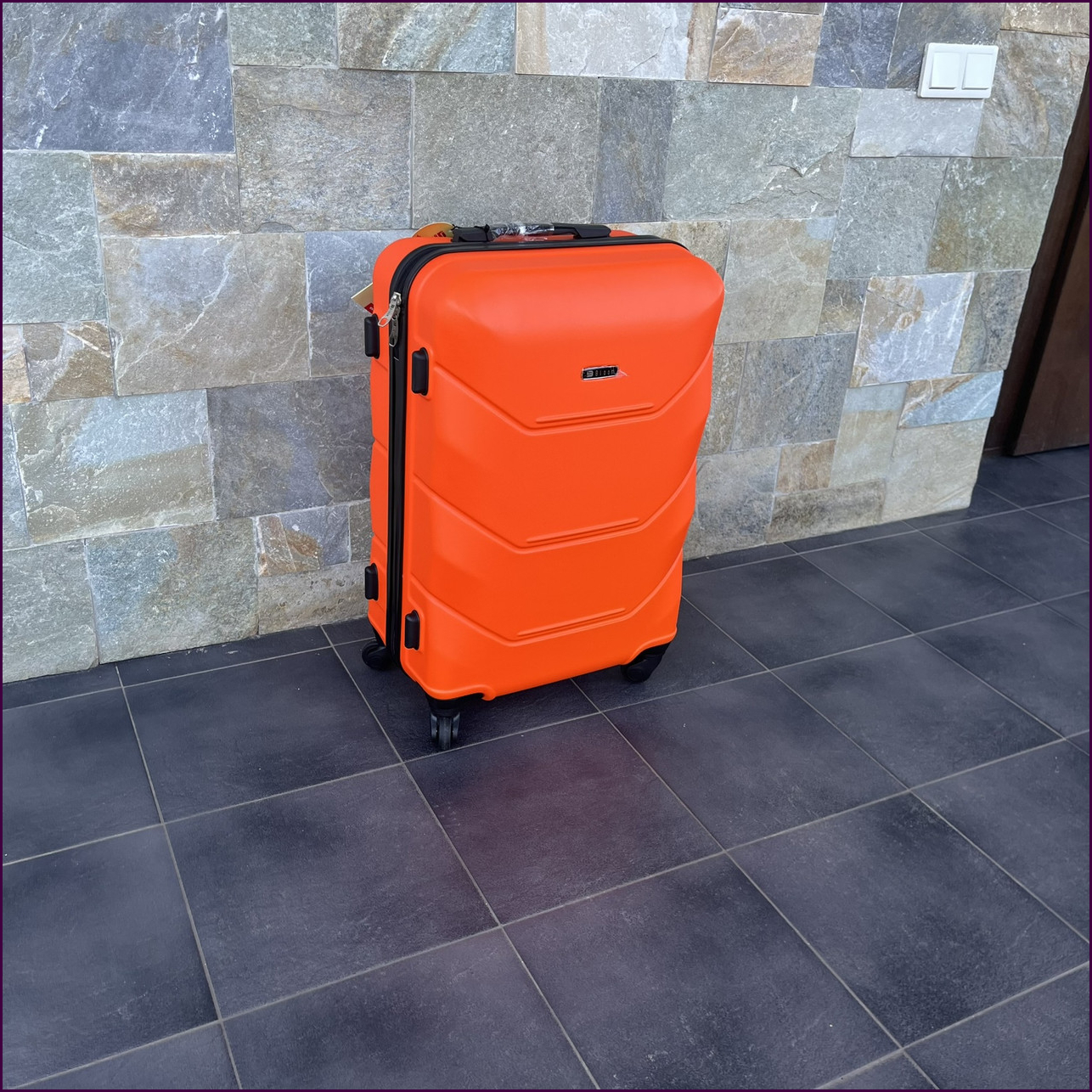 Чемодан Bloom 147 L оранжевый с кодовым замком и 4 колесами, большой, легкий и прочный для путешествий, стильный и удобный