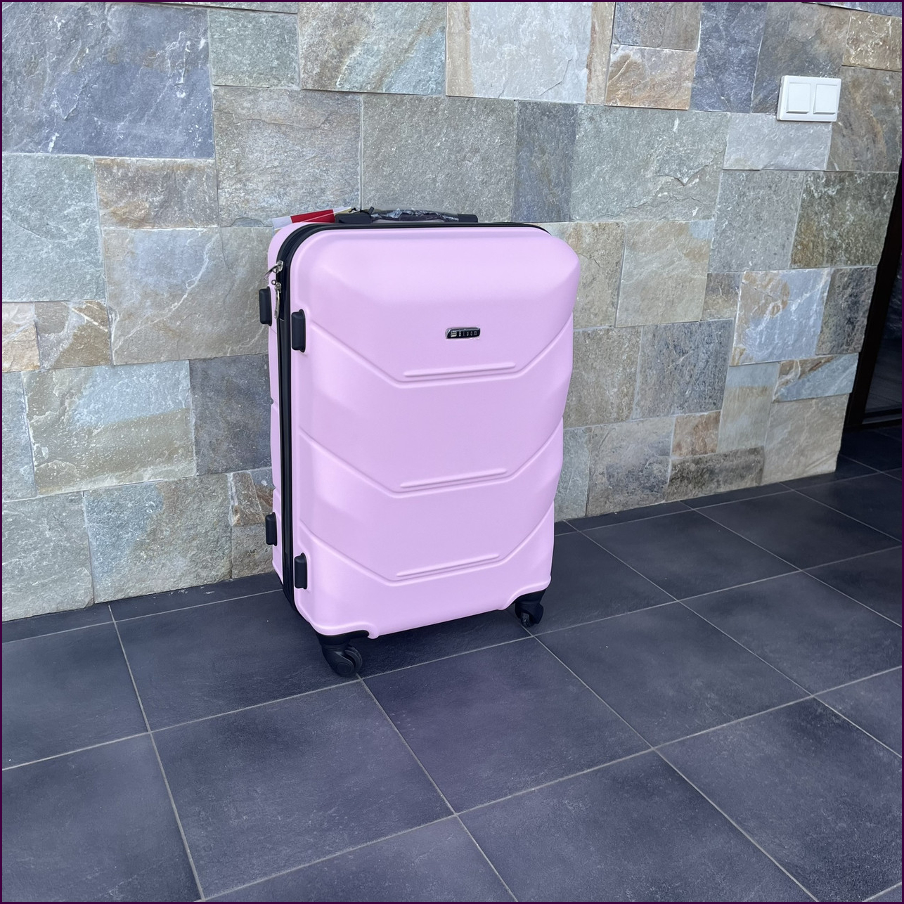 Чемодан Bloom 147 L розовый с кодовым замком и 4 колесами - удобный дорожный предмет для путешествий и поездок