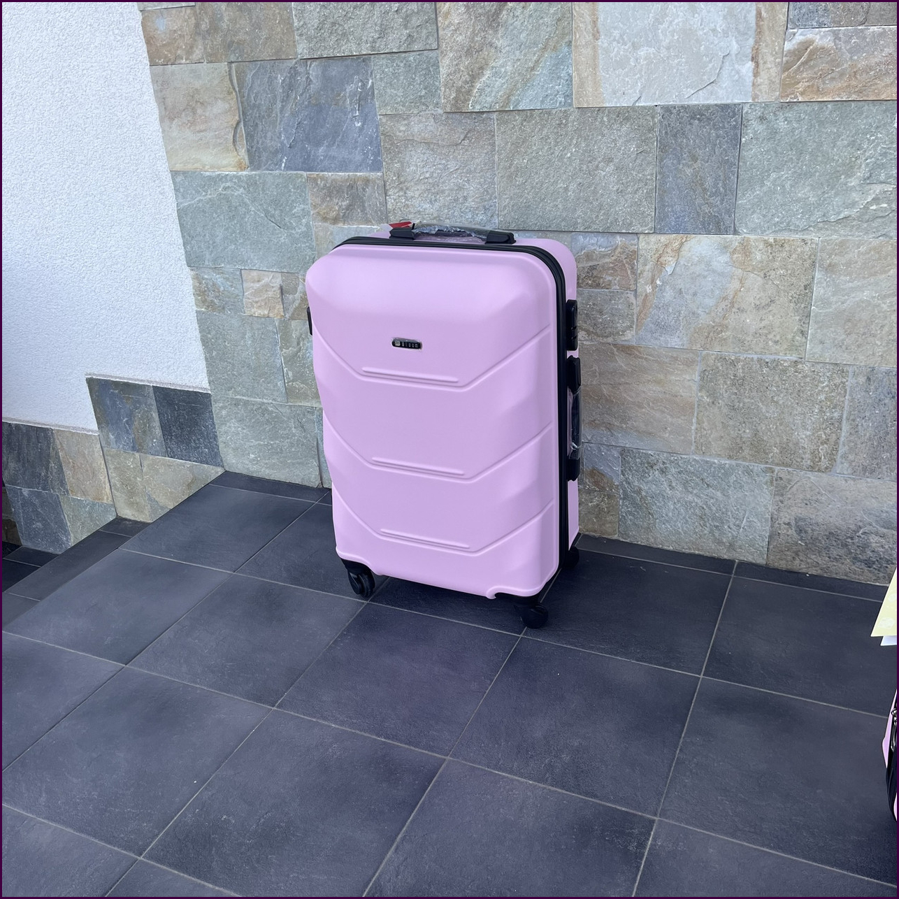 Чемодан Bloom 147 L розовый с кодовым замком и 4 колесами - удобный дорожный предмет для путешествий и поездок