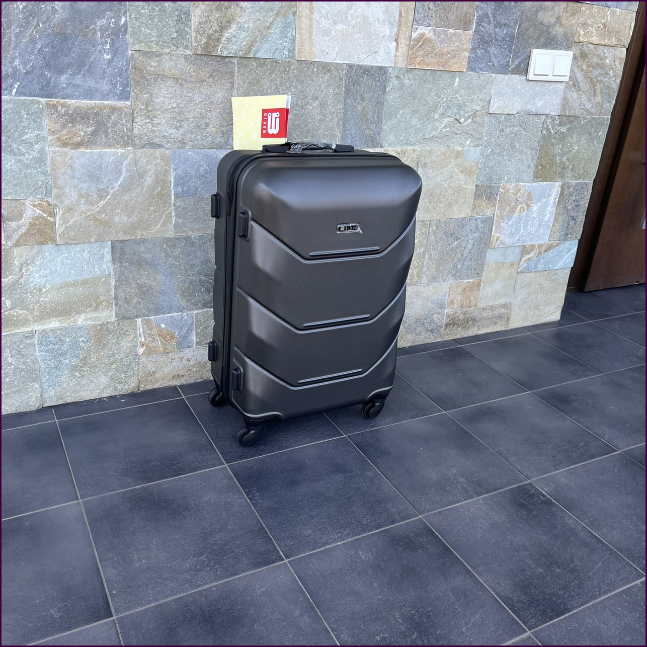 Чемодан Bloom 147 S для подорожей з кодовим замком і 4 колесами, компактний і легкий, 38 л, графітовий колір