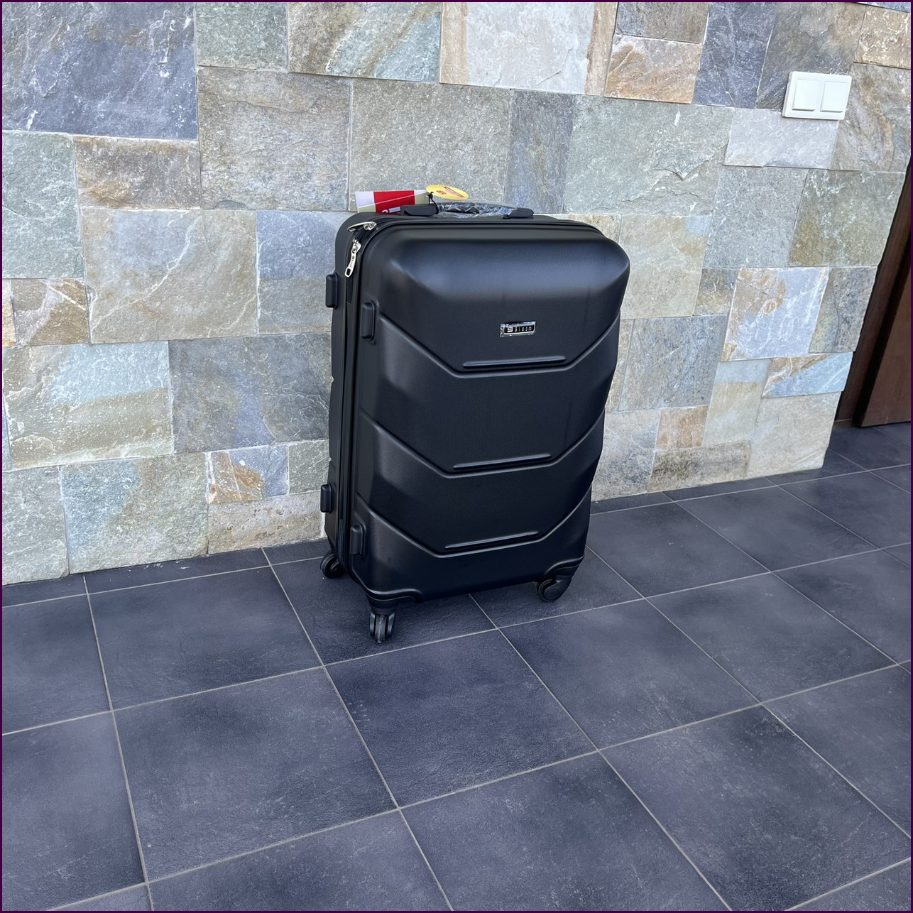 Чемодан Bloom 147 S черный с кодовым замком и 4 колесами, легкий и прочный для путешествий, объем 38 л, Польша