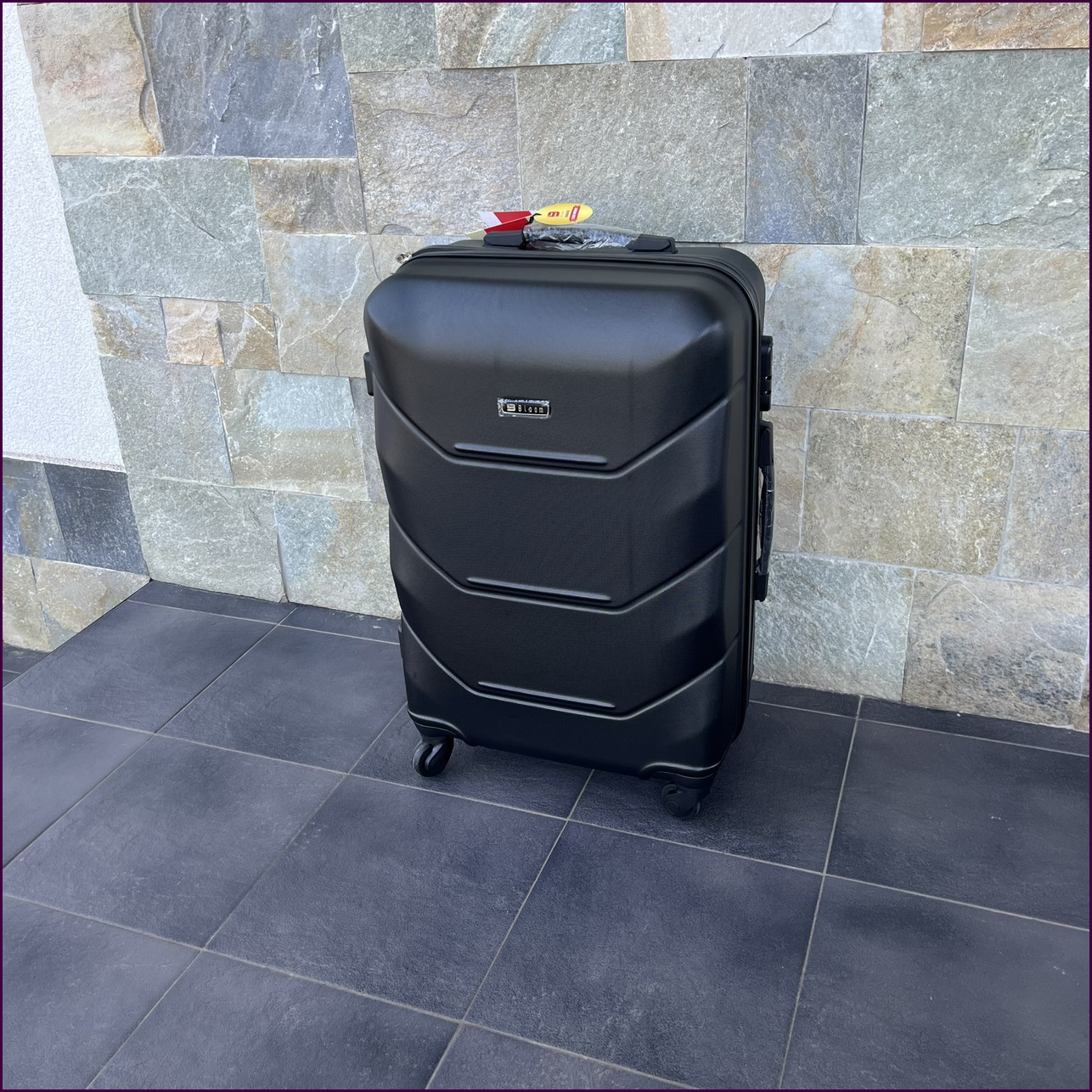 Чемодан Bloom 147 S черный с кодовым замком и 4 колесами, легкий и прочный для путешествий, объем 38 л, Польша