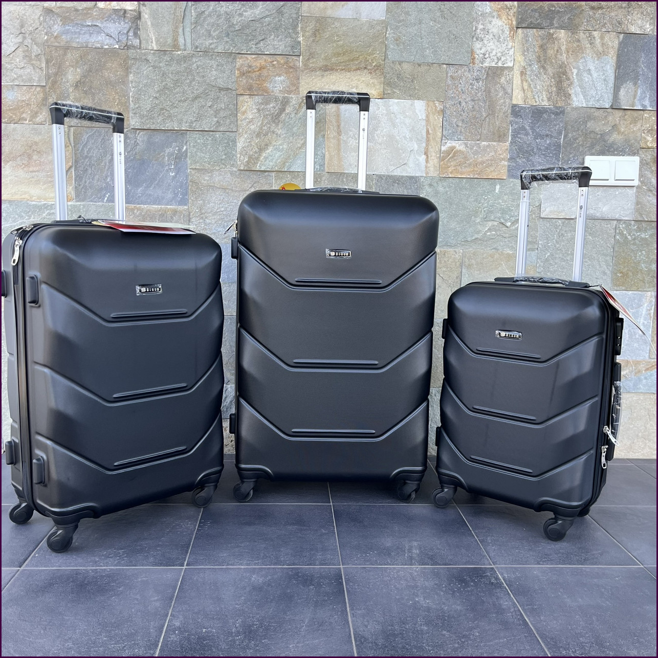 Чемодан Bloom 147 S черный с кодовым замком и 4 колесами, легкий и прочный для путешествий, объем 38 л, Польша