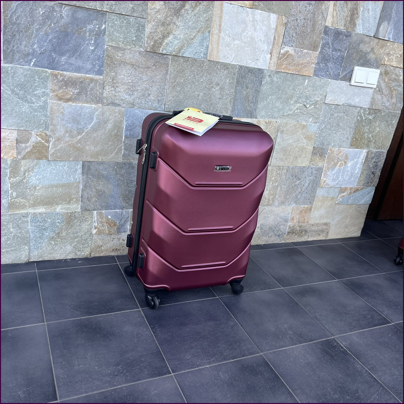 Чемодан Bloom 147 бордовый, маленький, с кодовым замком и 4 колесами для удобных путешествий
