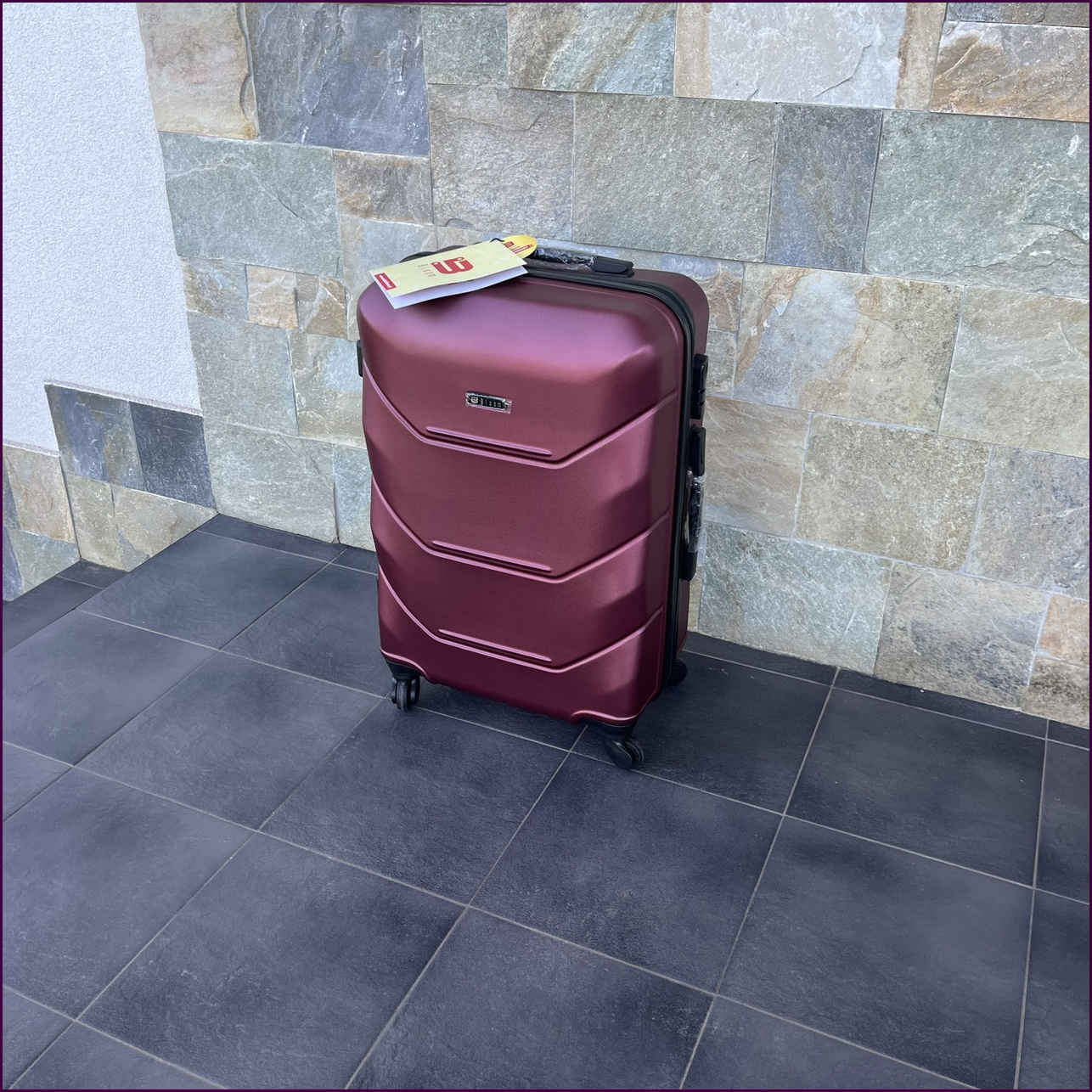 Чемодан Bloom 147 бордовый, маленький, с кодовым замком и 4 колесами для удобных путешествий