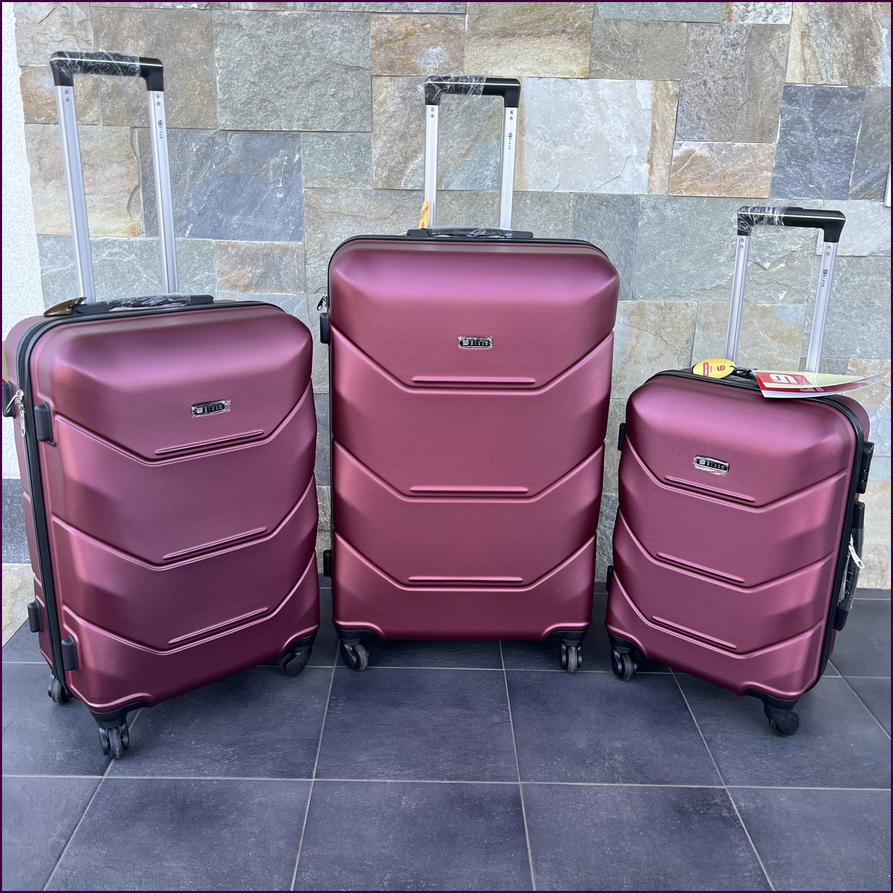 Чемодан Bloom 147 бордовый, маленький, с кодовым замком и 4 колесами для удобных путешествий