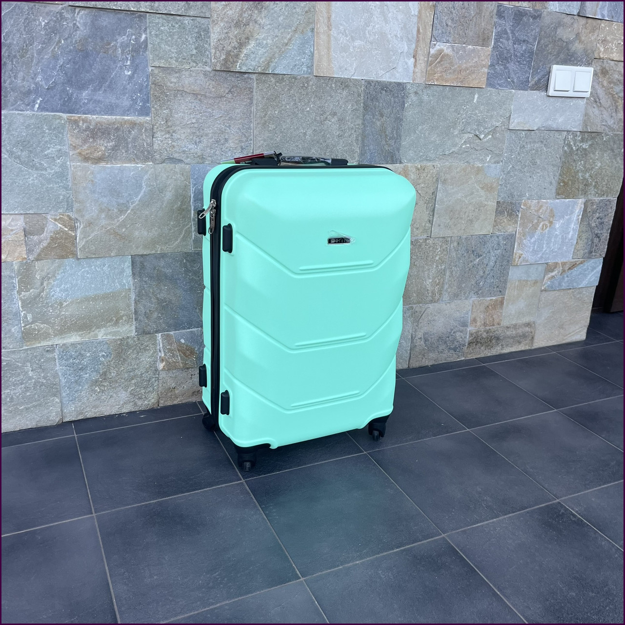 Чемодан Bloom 147 S мятный с кодовым замком и 4 колесами для путешествий - легкий и стильный аксессуар