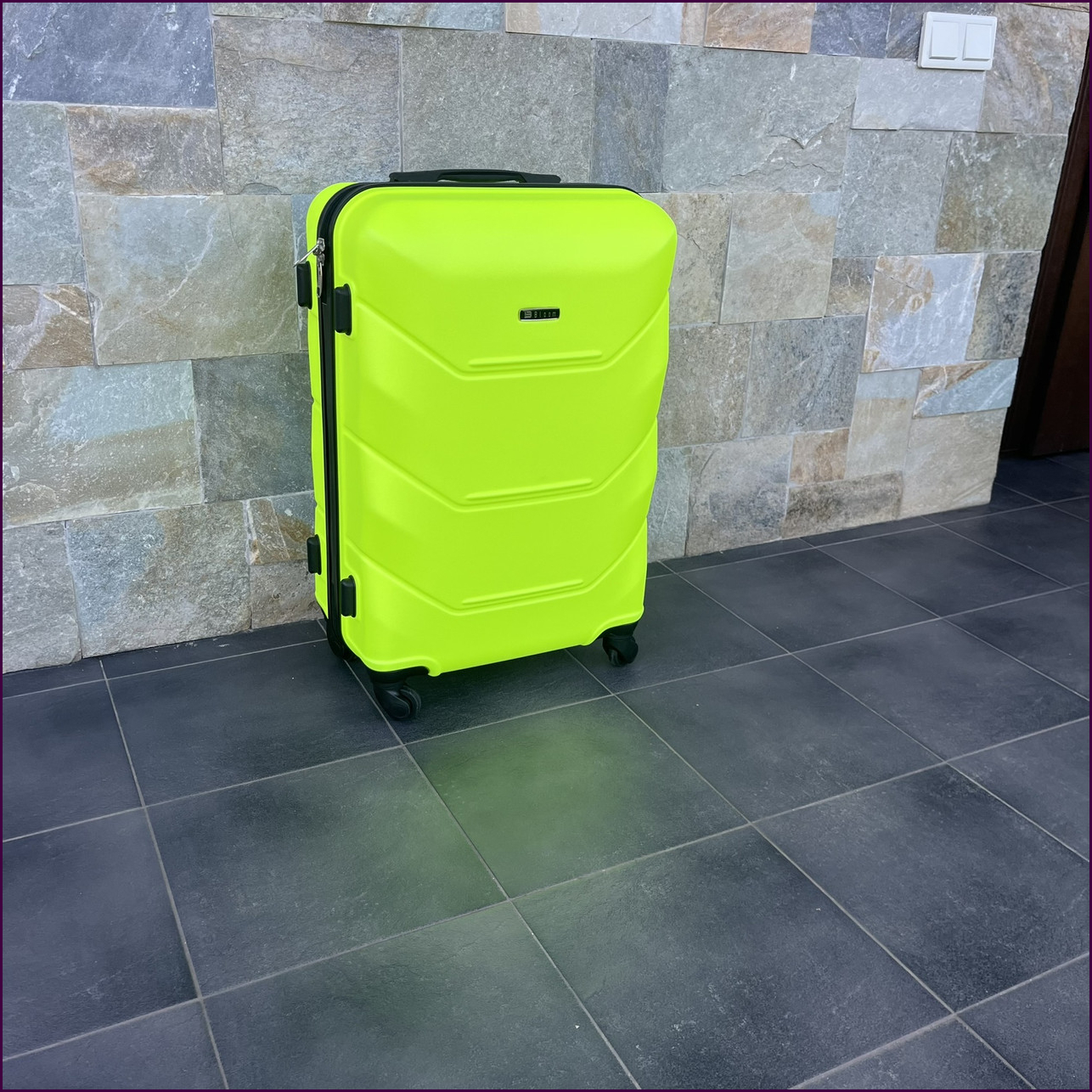 Чемодан Bloom 147 S лаймовый с кодовым замком и 4 поворотными колесами для удобных поездок и путешествий