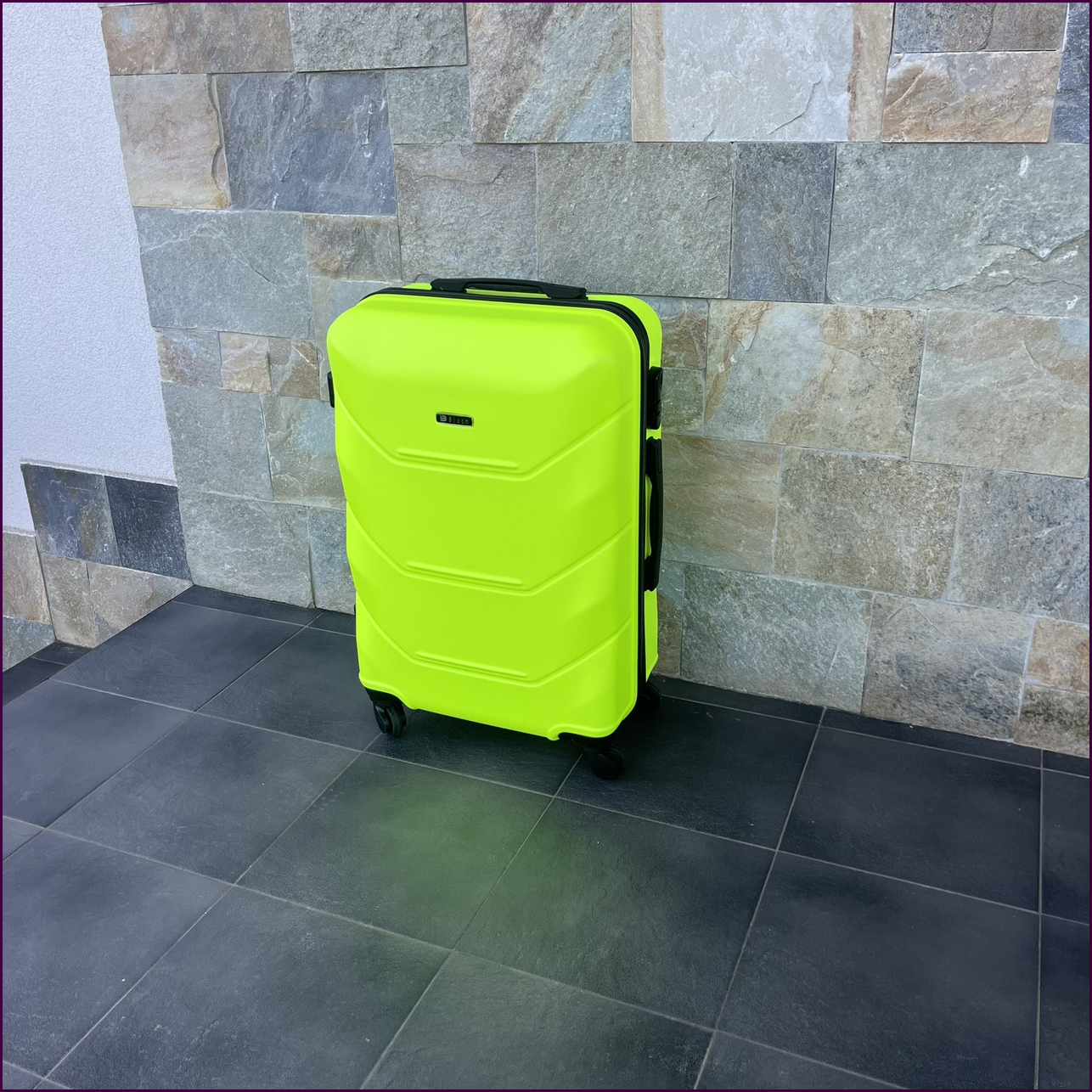 Чемодан Bloom 147 S лаймовый с кодовым замком и 4 поворотными колесами для удобных поездок и путешествий