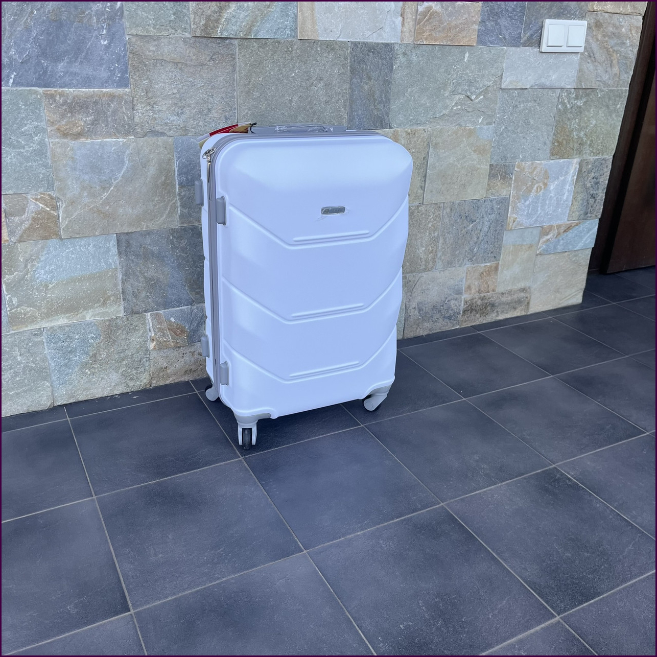 Чемодан Bloom 147 S белый с кодовым замком и 4 колесами для комфортных путешествий, легкий и прочный 38 л