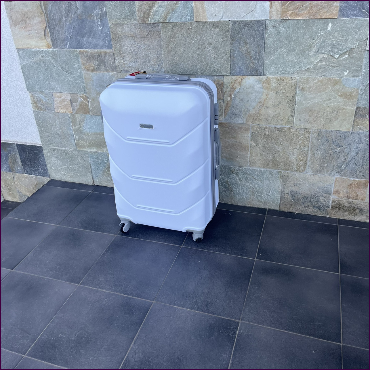 Чемодан Bloom 147 S белый с кодовым замком и 4 колесами для комфортных путешествий, легкий и прочный 38 л