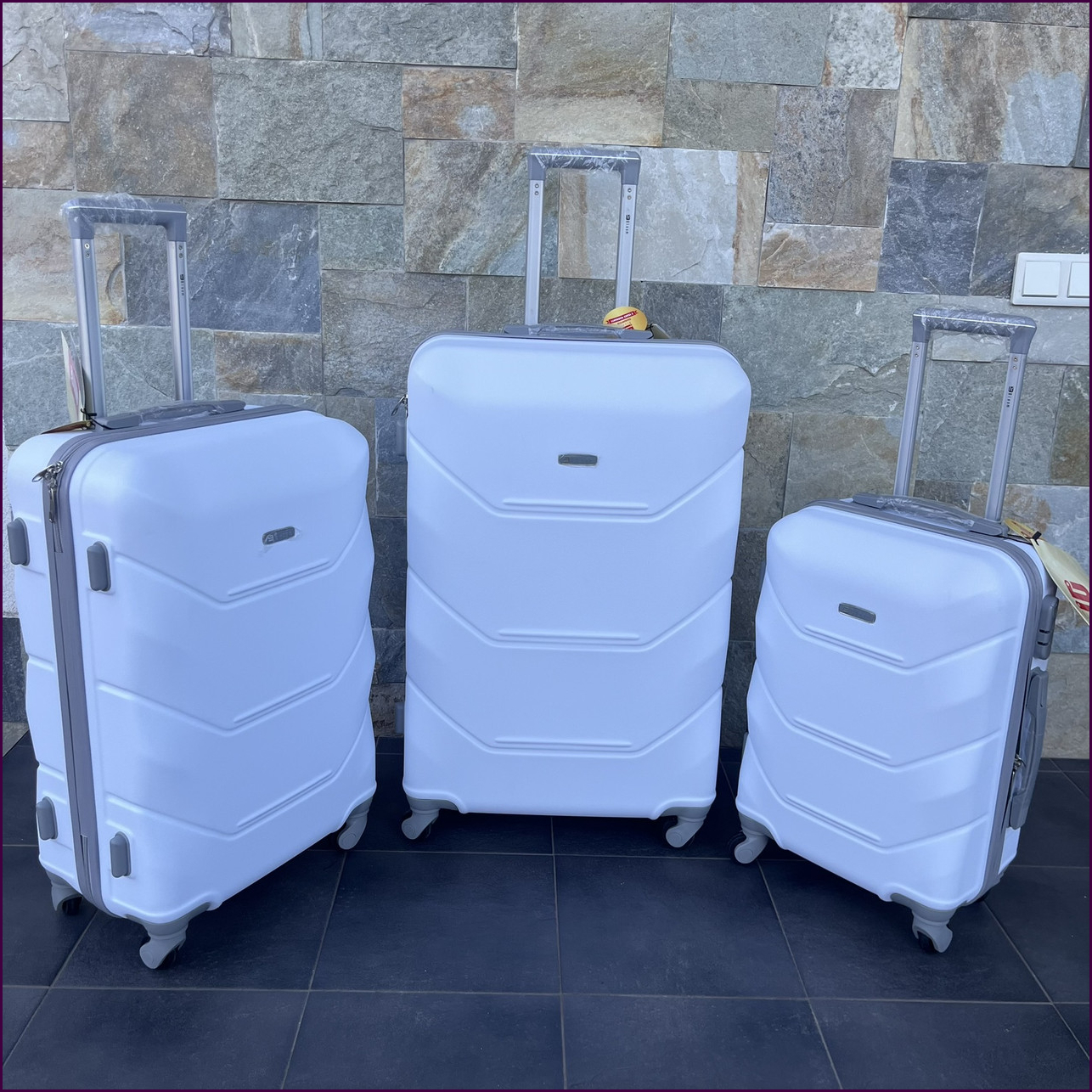 Чемодан Bloom 147 S белый с кодовым замком и 4 колесами для комфортных путешествий, легкий и прочный 38 л