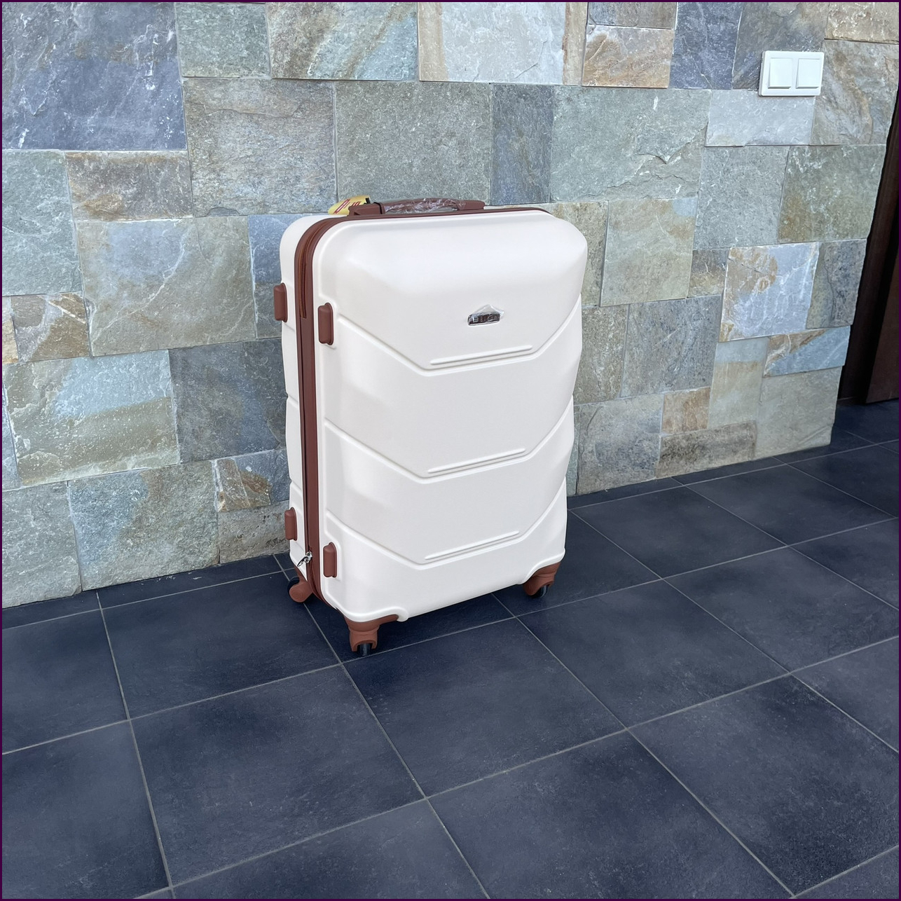 Чемодан Bloom 147 S молочный, легкий с кодовым замком и 4 колесами, идеален для поездок и ручной клади