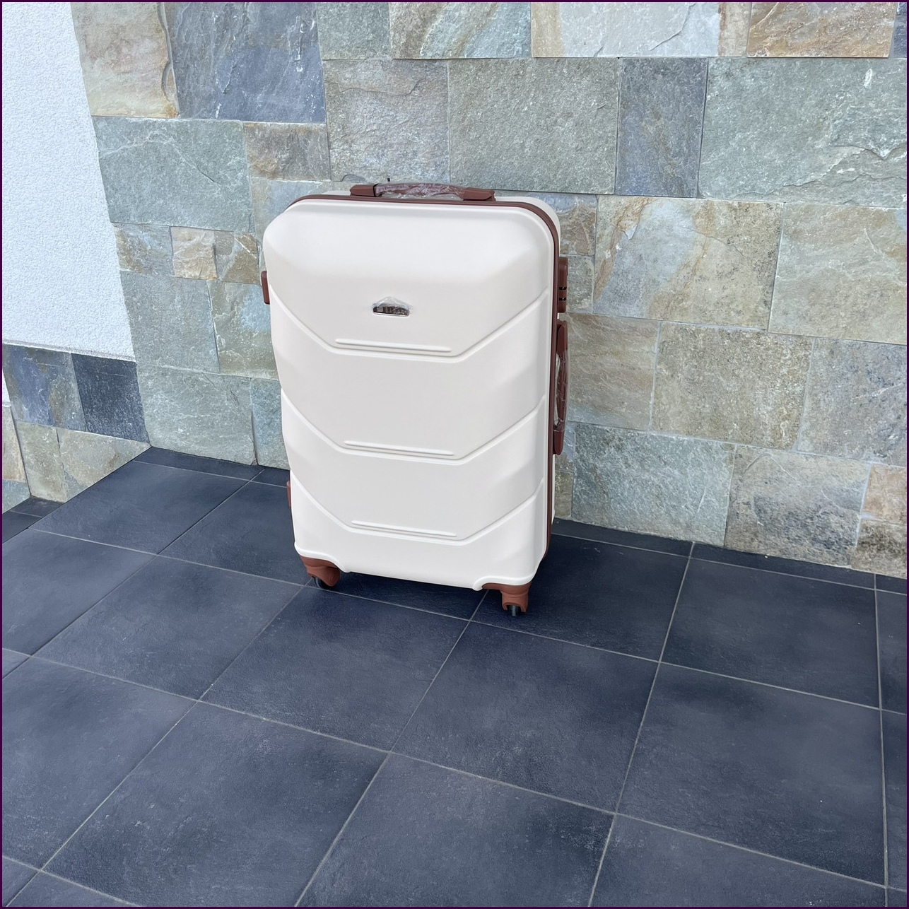 Чемодан Bloom 147 S молочный, легкий с кодовым замком и 4 колесами, идеален для поездок и ручной клади