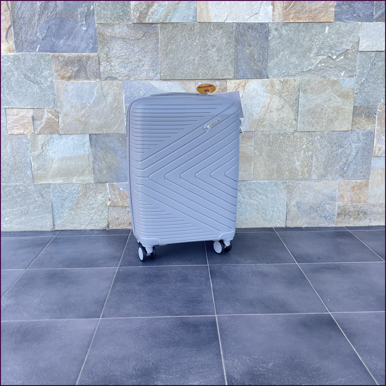 Чемодан Bloom PP01 маленький серый для путешествий, полипропилен, 4 колеса, TSA замок, легкий, удобный, надежный