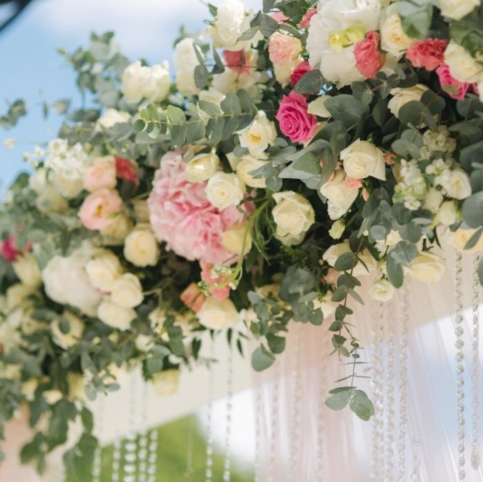 Elegant wedding flower designs for 2025 featuring trending color palettes and floral arrangements perfect for January weddings.