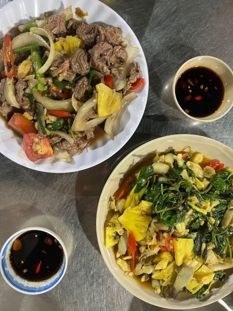 Delicious beefand snailstir-fry I had in Hai Phong! Each dish was beautifully balanced with sweet and savory flavours!
