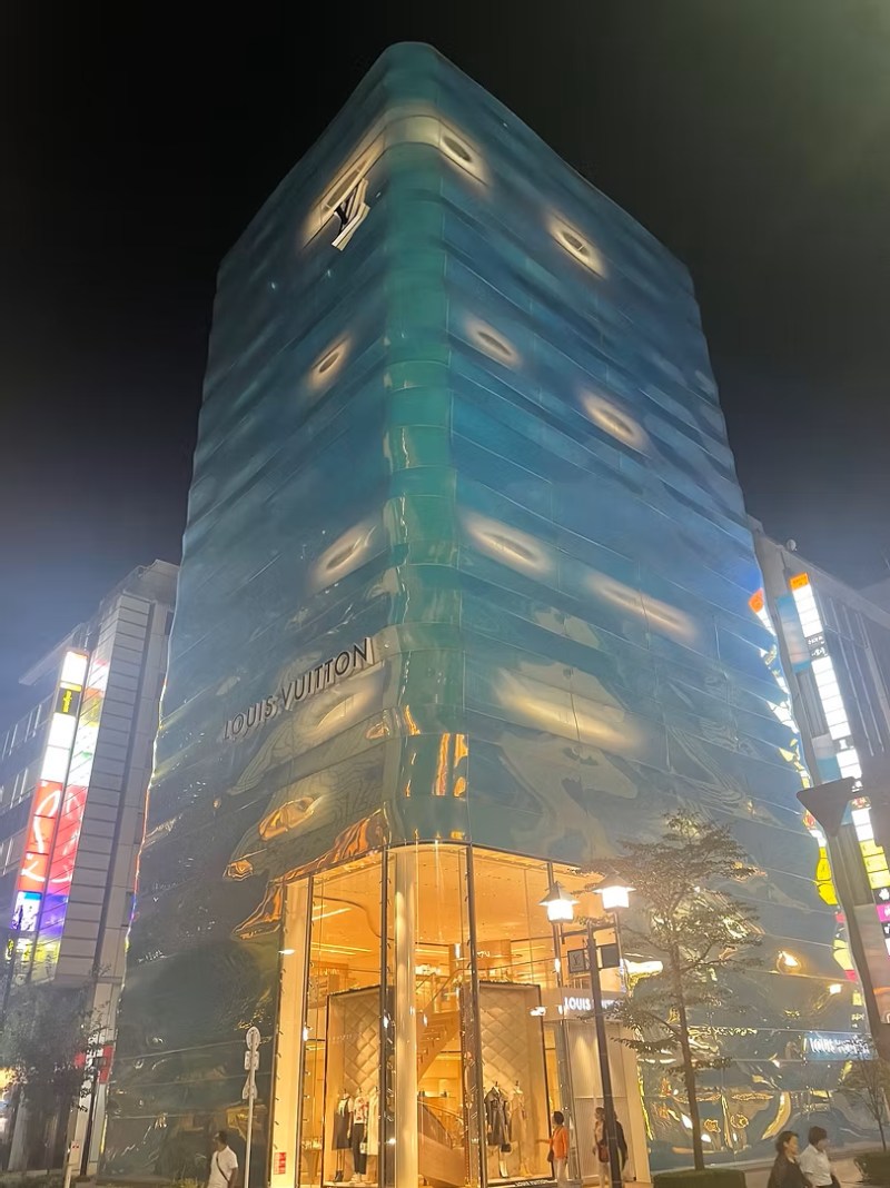 Stunning Louis Vuitton store in Ginza!