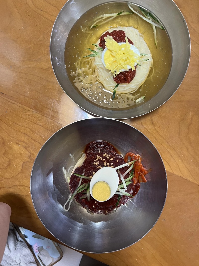 Naengmyeon (top) and a dry noodle variant (bottom)
