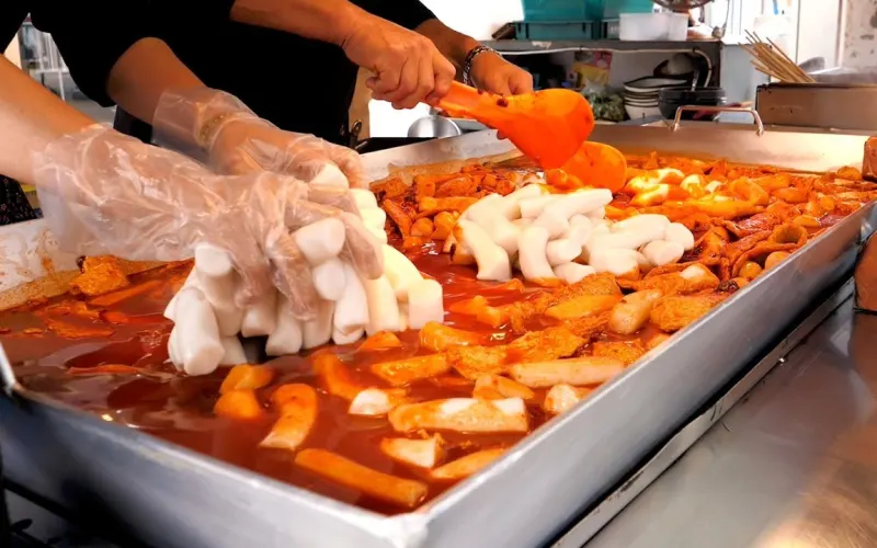 Tteokbokki being prepared