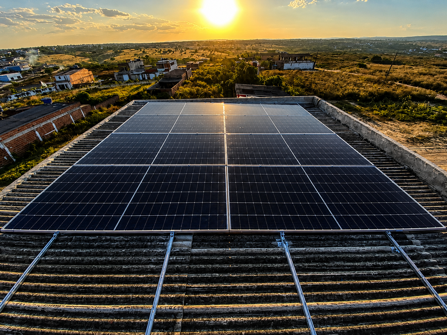 Técnico da Nova Energy instalando painel solar em Caruaru