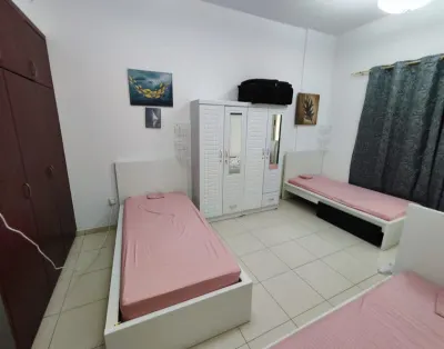 Beautifull bed space room for rent in Jumeirah 1