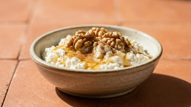 Brossat amb Mel i Nous (Fresh Cheese with Honey and Walnuts)