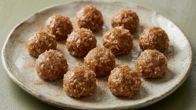 Doce de Coco (Coconut Sweet Balls)