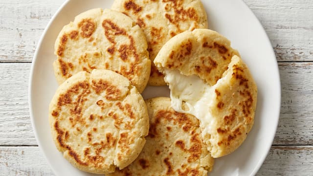 Arepas de Queso (Cheese-Filled Corn Cakes)