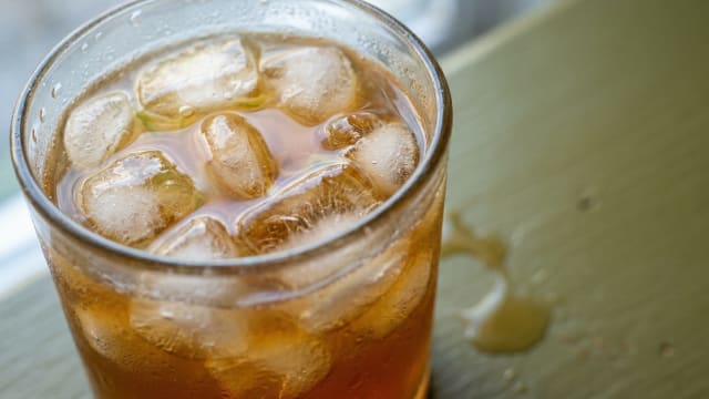 Aguapanela con Limón (Panela and Lime Drink)