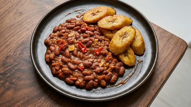 Madesu na Makemba (Red Bean Stew with Fried Plantains)