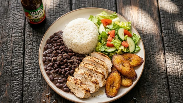 Casado con Pollo (Rice, Beans, Plantain, and Chicken Plate)